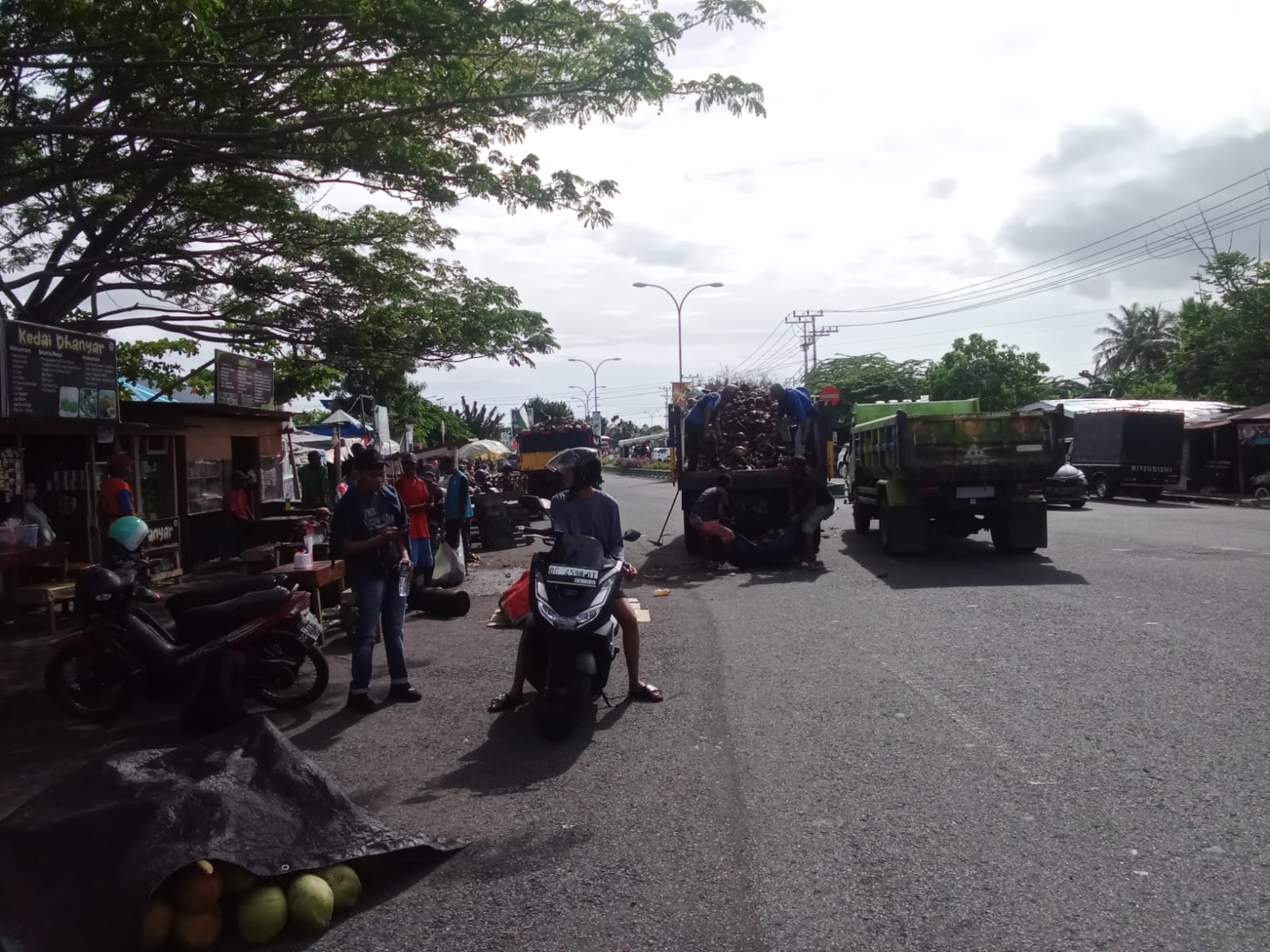 DLH Kota Ternate Kerahkan 4 Armada Angkut Sampah Kulit Kelapa Istana FM