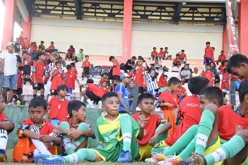 Para_pesepak_bola_cilik_peserta_coaching_clinic_Malut_United_di_Stadion_Morimoi_Kota_Tidore_pada_15_Agustus_2023_Skor_id_Estu_Santoso_1_229627b2f7