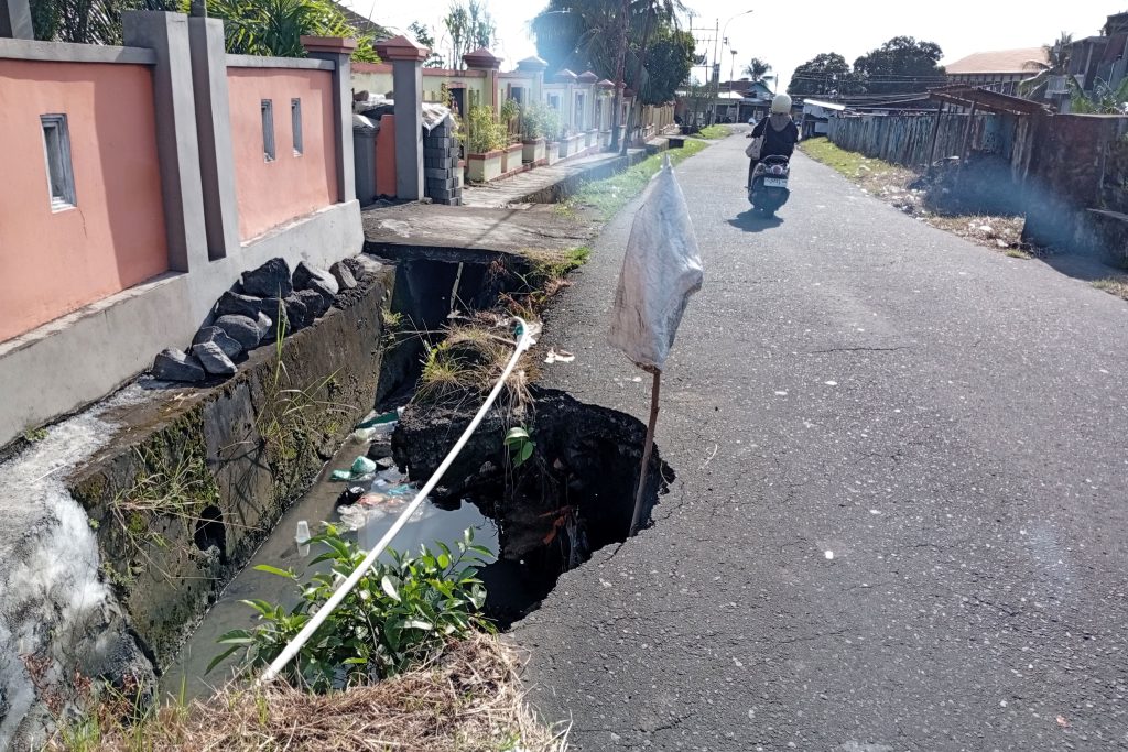 Pengikisan drainase menyebabkan separuh badan jalan ambruk di Akehuda, Ternate Utara. Foto: Rifal/Istana FM.
